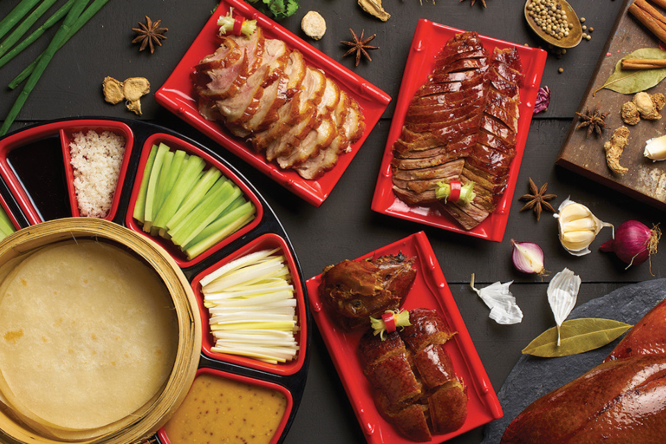 Bên cạnh cảnh sắc, ẩm thực Bắc Kinh mùa thu cũng là trải nghiệm khó bỏ lỡ. Giữa tiết trời se lạnh, hương vị vịt quay Bắc Kinh vàng giòn, thơm nức là món ăn “đinh” mà ai đến đây cũng muốn thử. Ảnh Vietravel