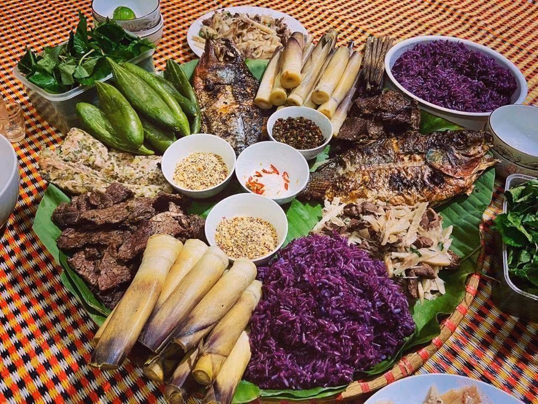 Ẩm thực Yên Bái là bức tranh đầy sắc màu, nơi hội tụ tinh hoa từ bàn tay khéo léo và sự sáng tạo của người dân vùng cao. Giữa núi rừng Tây Bắc, từng món ăn không chỉ là đặc sản mà còn là câu chuyện văn hóa, thấm đẫm hơi thở của đất trời và phong vị bản làng. Ảnh MIA