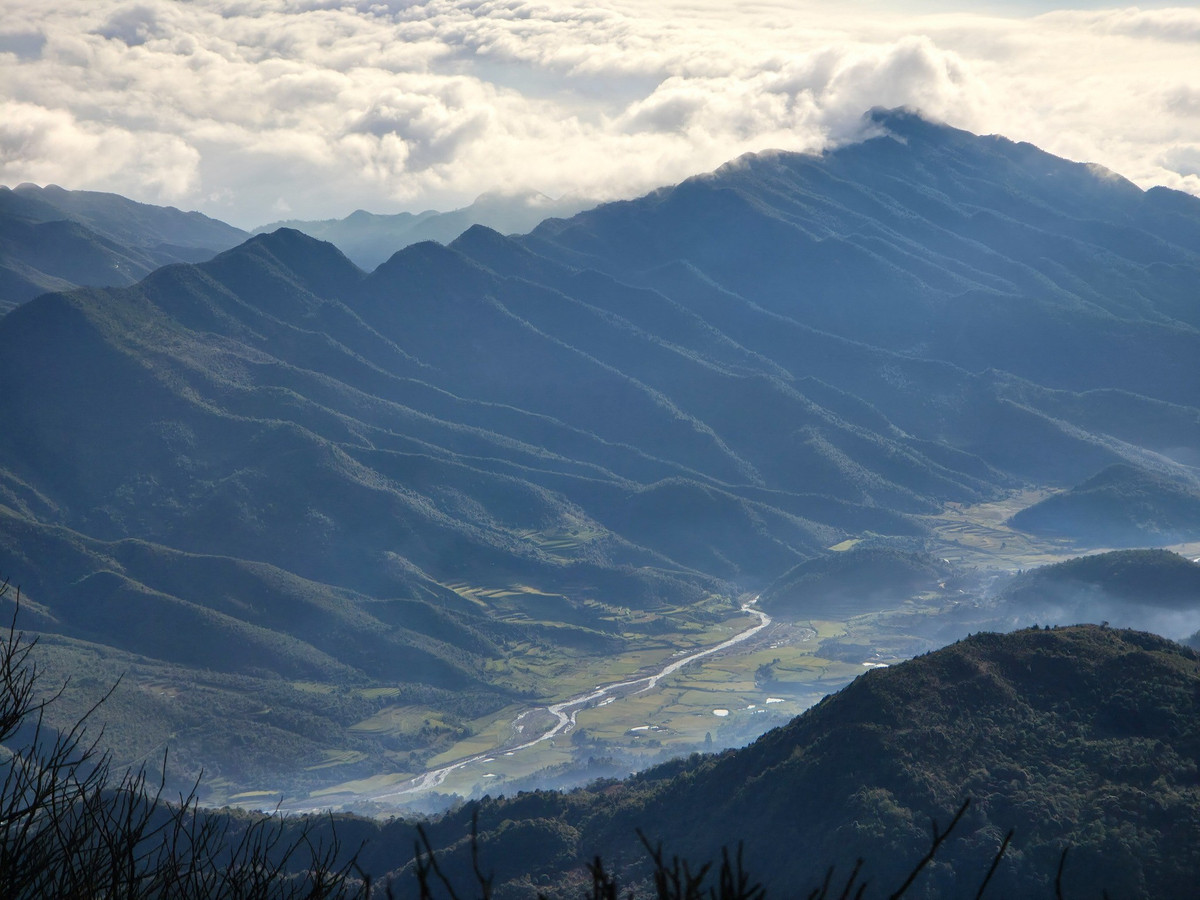 Đường lên đỉnh Lùng Cúng khởi đầu từ bản cùng tên. Từ đây, du khách di chuyển khoảng 45 phút bằng xe máy men theo những con đường nhỏ hẹp, quanh co giữa rừng. Ảnh Xuân Chờ