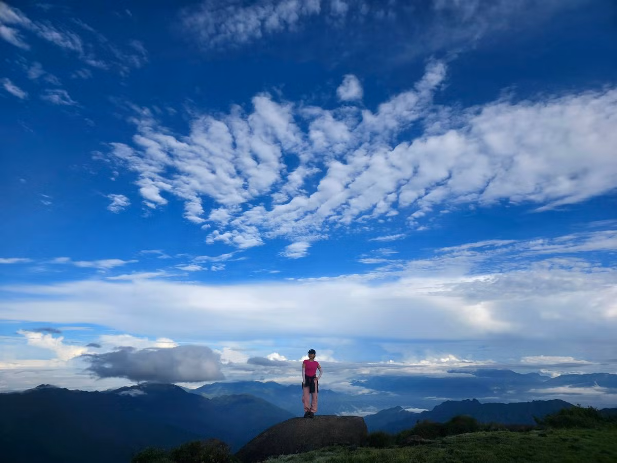 iện nay, nhiều công ty lữ hành đã tổ chức tour trekking Lùng Cúng với lộ trình an toàn, phù hợp cho cả nhóm bạn trẻ hoặc người mới bắt đầu. Viettrekking khai thác tour 2 ngày 1 đêm, giá khoảng 2,590.000 đồng/người, bao gồm xe đưa đón, hướng dẫn viên, porter khuân đồ và các bữa ăn trên núi. Ảnh Xuân Chờ