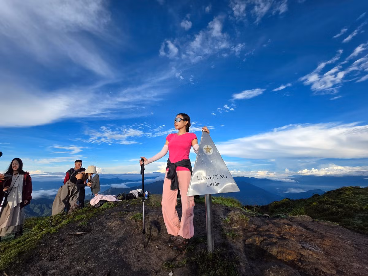 Nằm ở độ cao 2.913m so với mực nước biển, đỉnh Lùng Cúng (xã Nậm Có, tỉnh Lào Cai) là một trong 15 ngọn núi cao nhất Việt Nam, được xem như “nóc nhà thứ hai” của vùng Tây Bắc. Ảnh Xuân Chờ