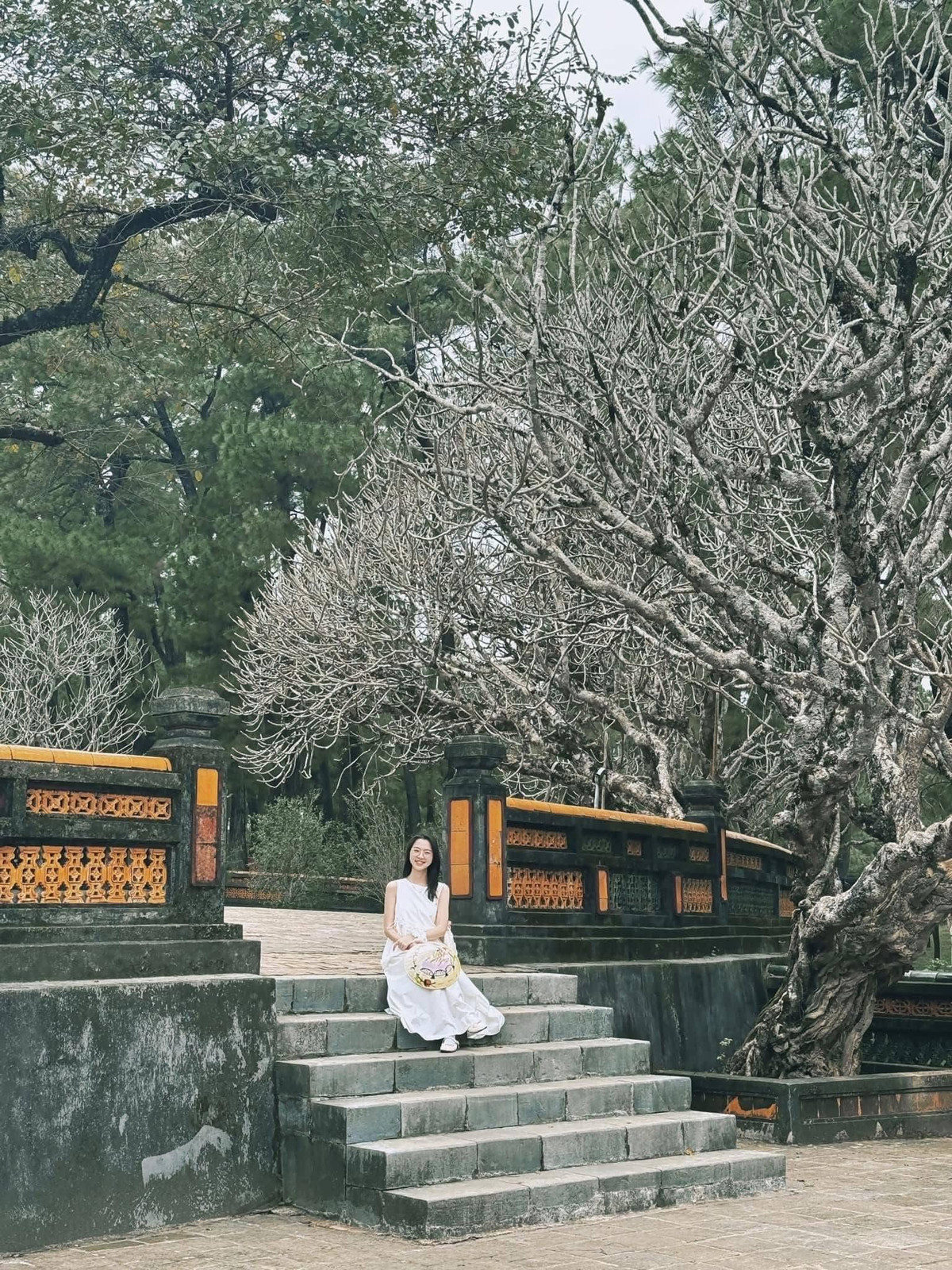 Thực tế, Huế không phải là thành phố đắt đỏ như nhiều người vẫn nghĩ. Nếu đi đúng mùa, chọn đúng cách và chi tiêu hợp lý, chuyến đi Huế hoàn toàn có thể vừa tiết kiệm, vừa đủ đầy trải nghiệm – đặc biệt trong khoảng thời gian từ tháng 2 đến tháng 4, khi thành phố đẹp và dễ chịu nhất trong năm.