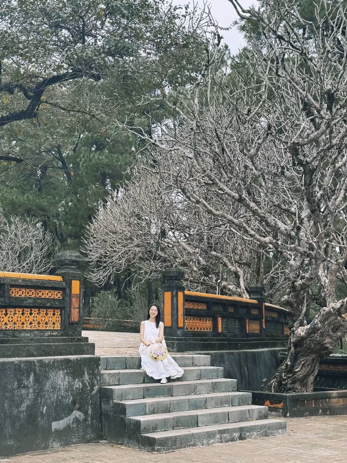 Thực tế, Huế không phải là thành phố đắt đỏ như nhiều người vẫn nghĩ. Nếu đi đúng mùa, chọn đúng cách và chi tiêu hợp lý, chuyến đi Huế hoàn toàn có thể vừa tiết kiệm, vừa đủ đầy trải nghiệm – đặc biệt trong khoảng thời gian từ tháng 2 đến tháng 4, khi thành phố đẹp và dễ chịu nhất trong năm.