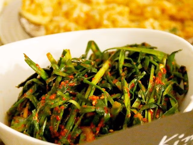 Với những người có cơ địa nóng trong, việc ăn rau hẹ có thể khiến cơ thể sinh thêm nhiệt, làm tăng cảm giác khô miệng, nóng rát và mệt mỏi. Tình trạng nhiệt trong người vốn đã tồn tại có thể trở nên rõ rệt hơn, gây khó chịu trong sinh hoạt hằng ngày. Ảnh minh họa