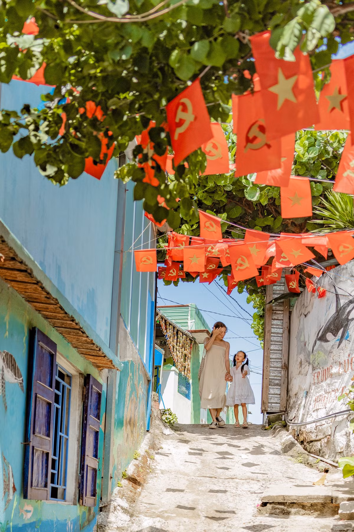 Không quá đông đúc như các bãi biển nổi tiếng khác, Trung Lương mang dáng vẻ trầm lặng, mộc mạc và đầy sức sống. Những mái nhà nhỏ nằm nép mình bên bờ cát, những chiếc thuyền thúng nằm im lìm trên bãi, lưới cá giăng khắp hiên nhà – tất cả vẽ nên một bức tranh làng chài đậm chất miền biển Nam Trung Bộ. Ở đó, du khách có thể dễ dàng bắt gặp nụ cười hiền hậu của các bà, các mẹ đang phơi cá khô dưới nắng, hay tiếng gọi nhau í ới của đám trẻ con chân đất chơi đùa bên bờ biển. Ảnh Hồng Nhật