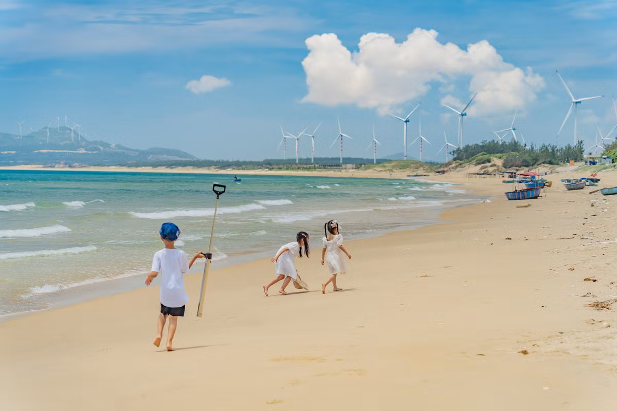 Trung Lương không có hàng quán đông đúc hay khu nghỉ dưỡng sang trọng. Nơi đây giữ nguyên lối sống chậm rãi, nhẹ nhàng. Du khách có thể bắt chuyện với người dân địa phương, xin một buổi theo thuyền ra biển sớm, hoặc ngồi trong một quán nước ven đường để cảm nhận vị mặn mòi của gió biển hoà cùng hơi thở bình dị của cuộc sống nơi làng chài. Ảnh Hồng Nhật