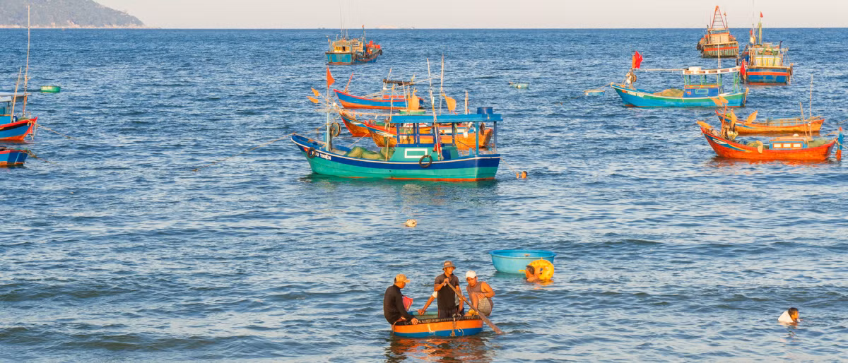 Không xa làng chài là những điểm du lịch nổi bật mà du khách có thể kết hợp ghé thăm như khu dã ngoại Trung Lương – nơi có bãi cỏ xanh mướt hướng ra biển, rất thích hợp để cắm trại hay picnic. Tượng Phật Thích Ca ngồi thiền tại chùa Ông Núi – được mệnh danh là tượng Phật cao nhất Đông Nam Á – cũng nằm cách đó không xa. Nếu đi bằng xe máy hoặc ô tô từ Quy Nhơn, tuyến đường ven biển qua Phương Mai – Trung Lương – Cát Tiến sẽ là một trải nghiệm tuyệt đẹp với núi, biển và gió trời hòa quyện. Ảnh Trung Long