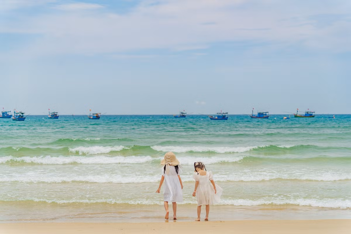 Vào mỗi buổi sáng sớm hoặc chiều muộn, bãi biển nhộn nhịp hơn một chút với những chiếc ghe nhỏ cập bến, mang theo thành quả sau một đêm lênh đênh ngoài khơi. Những khoảnh khắc đời thường ấy lại chính là điều khiến nhiều du khách rung động – một chút giản dị, một chút chân thành, và rất nhiều hoài niệm. Ảnh Hồng Nhật