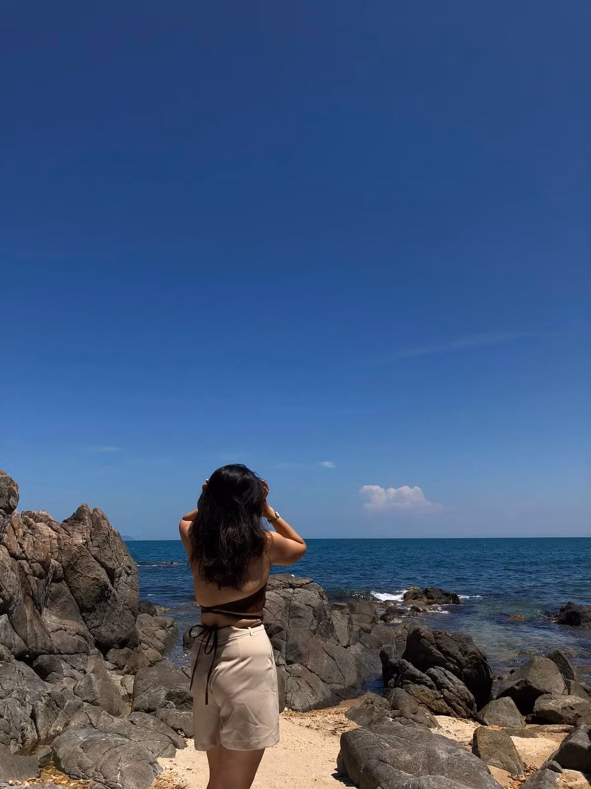 Ghềnh Bàng đẹp nhất từ tháng 2 đến tháng 8, khi trời khô ráo, biển lặng, thích hợp cho các hoạt động như tắm biển, đi bộ, cắm trại. Du khách có thể đi xe máy, taxi hoặc ô tô theo đường ven biển hướng Sơn Trà, đến gần Bãi Bụt rồi men theo lối mòn xuống ghềnh. Đường khá dốc, nhiều đá và cây rậm nên cần chuẩn bị thể lực và di chuyển cẩn thận. Ảnh Quốc Hậu