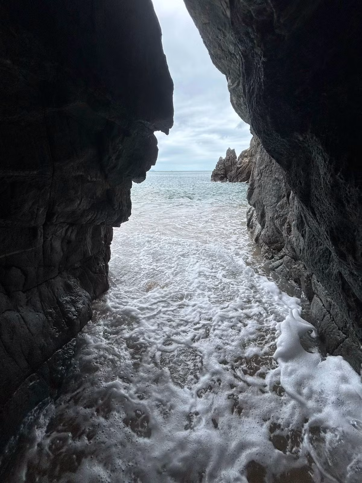 Không chỉ sở hữu cảnh sắc ấn tượng, Ghềnh Bàng còn là nơi lý tưởng để du khách hòa mình vào thiên nhiên. Khi thủy triều rút, có thể dạo bước trên đá bazan, lắng nghe tiếng sóng và tận hưởng sự tĩnh lặng. Lưu ý mang giày bám tốt vì đá dễ trơn khi ướt, nên tránh đi vào ngày mưa hay biển động. Ảnh Hoàng Bảo