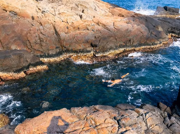 Ghềnh Bàng nằm ở khu vực Bãi Bụt – Bãi Chẹ, thuộc tuyến đường ven biển Hoàng Sa dẫn ra chùa Linh Ứng. Ảnh Traveldanang.org