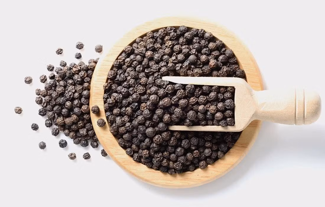 Tiêu đen không chỉ giúp món ăn thêm đậm đà mà còn có tác dụng thúc đẩy quá trình đốt mỡ. Hoạt chất piperine trong tiêu đen kích thích sinh nhiệt, hỗ trợ chuyển hóa chất béo và hạn chế sự hình thành tế bào mỡ mới. Khi kết hợp cùng các gia vị cay khác, tiêu đen còn giúp cơ thể tiêu hao năng lượng nhiều hơn ngay trong quá trình tiêu hóa. Ảnh minh họa