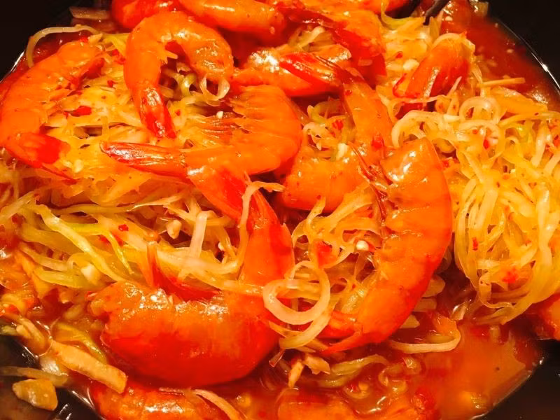 Một trong những đặc sản nổi bật của Bắc Kạn là tôm chua Ba Bể, món ăn được chế biến từ tôm tươi bắt trực tiếp từ hồ Ba Bể, được ướp với muối, gia vị đặc trưng, kết hợp cùng các loại rau như đinh lăng, khế chua, chuối xanh. Món tôm chua này không chỉ có vị ngọt tự nhiên của tôm mà còn mang đến một hương vị thanh mát, dễ chịu khi thưởng thức cùng với rượu ngô nồng ấm. Tôm chua Ba Bể thường xuất hiện trong các bữa cơm gia đình, đặc biệt là vào các dịp lễ hội. Ảnh Tastes