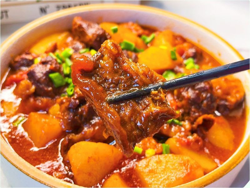 Khi nấu, hành tỏi được phi thơm cùng quế và hồi, tiếp đến là cà chua xay được cho vào xào chín tạo màu và vị nền. Thịt bò được cho vào đảo đều đến khi săn lại rồi thêm nước dừa tươi xâm xấp mặt thịt, cho hành tây vào và hầm lửa nhỏ hoặc dùng nồi áp suất cho đến khi thịt mềm. Ảnh minh họa