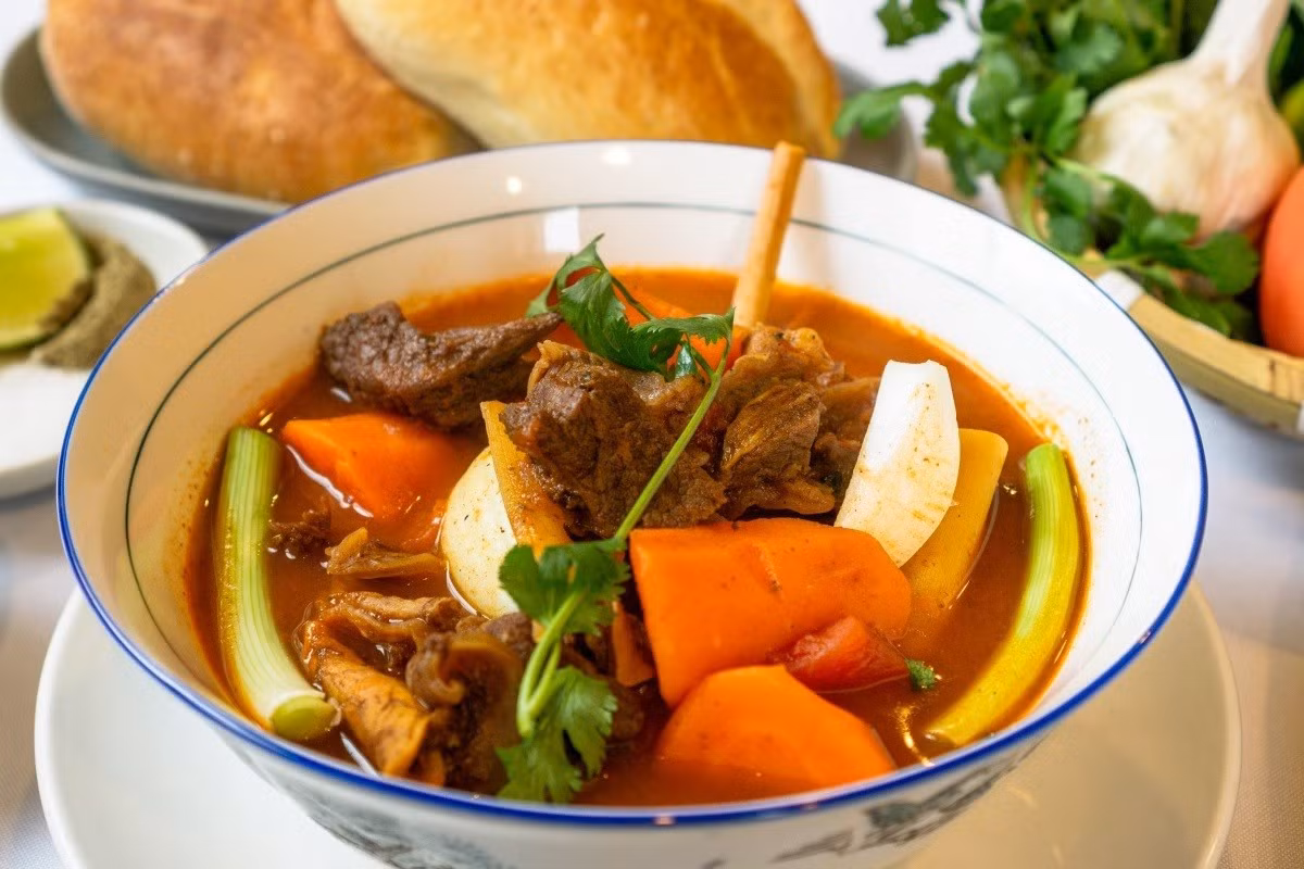 Ở công đoạn cuối, cà rốt được cho vào nấu thêm vài phút, nêm nếm lại cho vừa ăn và có thể hòa chút bột bắp với nước để tạo độ sánh nhẹ. Ảnh minh họa