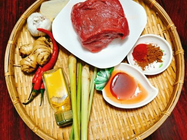 Bò kho từ lâu đã trở thành món ăn quen thuộc trong mâm cơm của nhiều gia đình Việt. Sức hấp dẫn của món ăn đến từ phần thịt bò được hầm mềm, thấm đẫm gia vị, hòa quyện cùng mùi thơm đặc trưng của sả, quế, hồi, vị cay nhẹ của ớt và độ ngọt tự nhiên của nước dùng ninh kỹ. Khi thưởng thức, bò kho có thể ăn kèm cơm trắng, bánh mì giòn hoặc mì, đều mang lại cảm giác tròn vị, đặc biệt phù hợp trong những ngày trời lạnh. Ảnh minh họa