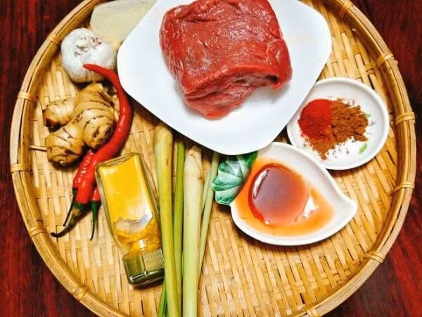 Bò kho từ lâu đã trở thành món ăn quen thuộc trong mâm cơm của nhiều gia đình Việt. Sức hấp dẫn của món ăn đến từ phần thịt bò được hầm mềm, thấm đẫm gia vị, hòa quyện cùng mùi thơm đặc trưng của sả, quế, hồi, vị cay nhẹ của ớt và độ ngọt tự nhiên của nước dùng ninh kỹ. Khi thưởng thức, bò kho có thể ăn kèm cơm trắng, bánh mì giòn hoặc mì, đều mang lại cảm giác tròn vị, đặc biệt phù hợp trong những ngày trời lạnh. Ảnh minh họa