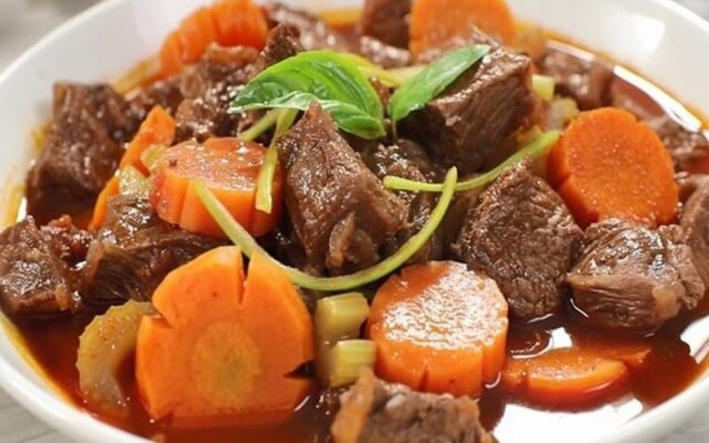 Theo công bố của TasteAtlas, bảng xếp hạng được tổng hợp từ hàng chục nghìn lượt bình chọn của thực khách quốc tế dành cho các món ăn từ thịt trên khắp thế giới. Trong danh sách năm nay, ẩm thực Việt Nam góp mặt với hai đại diện quen thuộc là bò kho và bò nhúng giấm, những món ăn dân dã nhưng mang hương vị rất riêng. Ảnh minh họa