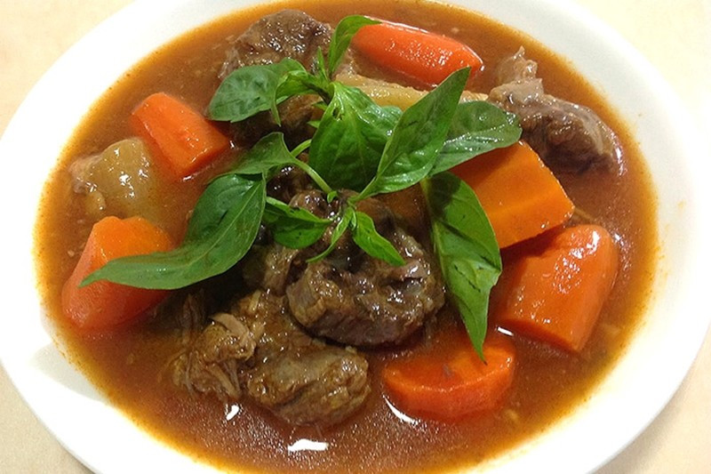 Không cầu kỳ trong cách chế biến nhưng giàu hương vị, một món ăn quen thuộc của Việt Nam vừa được chuyên trang ẩm thực nổi tiếng TasteAtlas vinh danh trong danh sách 100 món ăn từ thịt ngon nhất thế giới, dựa trên đánh giá của độc giả toàn cầu. Món ăn này đặc biệt được yêu thích trong những ngày thời tiết se lạnh, khi chỉ cần một tô nóng hổi cũng đủ khiến bữa cơm gia đình thêm ấm áp. Ảnh minh họa