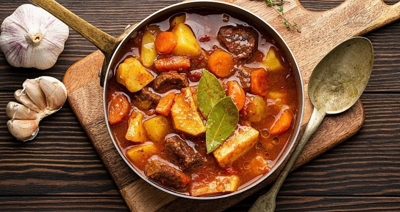 Một nồi bò kho nóng hổi, dậy mùi gia vị không chỉ làm ấm bụng trong ngày lạnh mà còn là minh chứng cho sức hấp dẫn bền bỉ của ẩm thực Việt Nam, khi những món ăn mộc mạc, gần gũi vẫn đủ sức chinh phục thực khách trên bản đồ ẩm thực thế giới. Ảnh minh họa