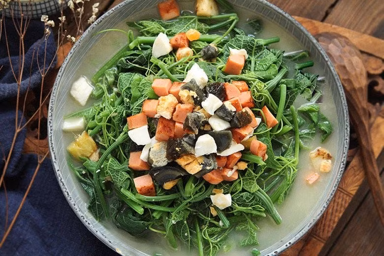 Không quá đắt, dễ tìm mua, ngọn su su đã trở thành loại rau dân dã gắn bó với bữa cơm Việt, nhất là mùa thu. Với những lợi ích cho sức khỏe, sắc đẹp và thị lực, loại rau này xứng đáng có mặt thường xuyên trong thực đơn gia đình. Ảnh minh họa