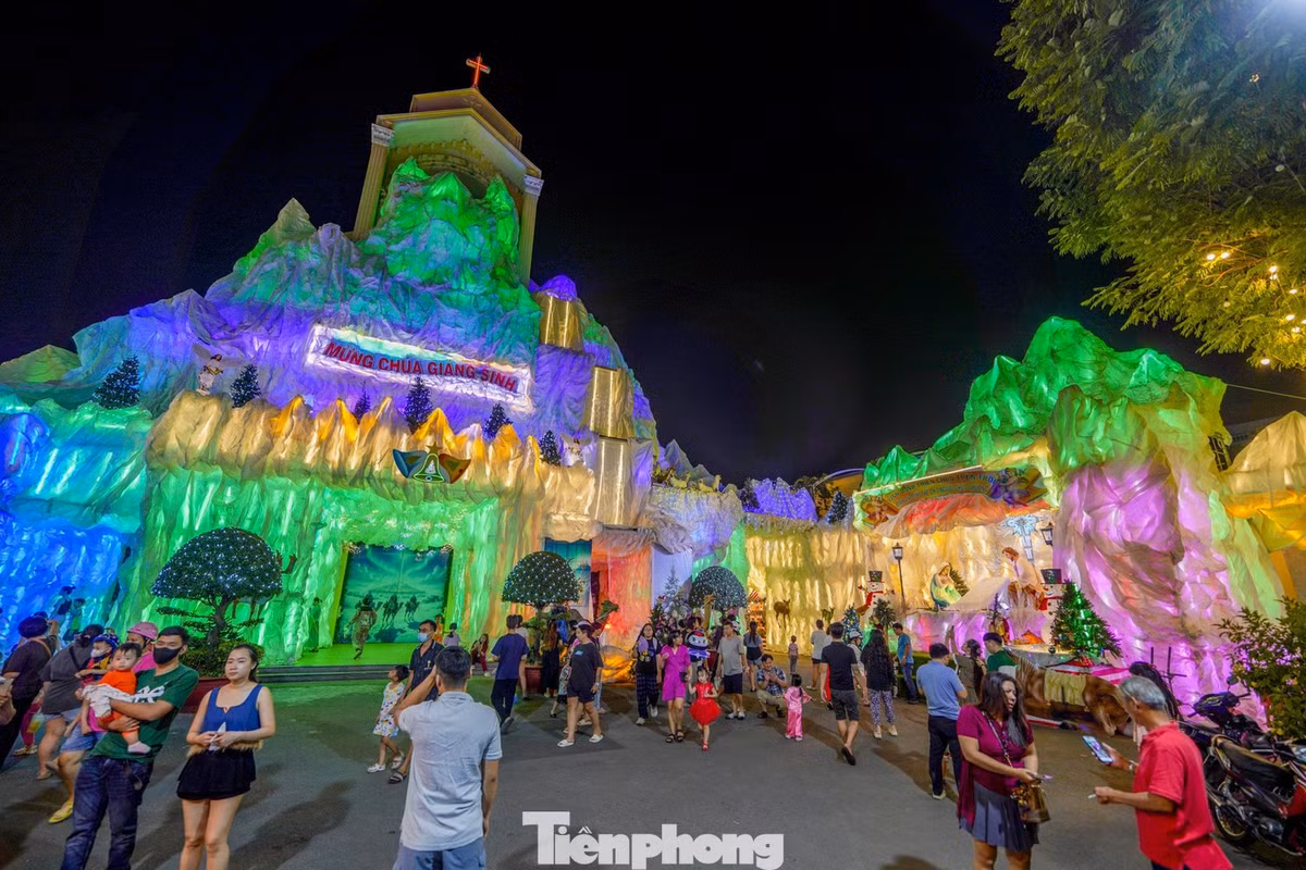 Những ngày cuối năm, các xóm đạo ở TP HCM trở nên nhộn nhịp hơn bao giờ hết. Dọc các tuyến đường Thống Nhất, Phạm Văn Chiêu, Lê Đức Thọ (quận Gò Vấp cũ), không khí Noel len lỏi vào từng con hẻm, nơi những ngôi nhà, hang đá, cây thông được trang trí công phu, rực rỡ ánh đèn. Ảnh Báo Tiền phong