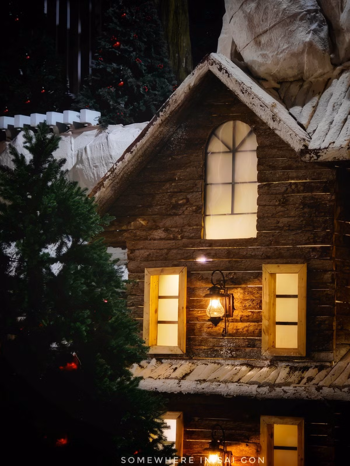 Các xóm đạo khu vực như xóm đạo Nghĩa Phát (phường Tân Hòa), khu xóm đạo Từ Đức (phường Thủ Đức), xóm đạo Thái Bình, giáo xứ Hợp An (phường An Hội Đông)... cũng đồng loạt lên đèn, mỗi nơi lại có nét đặc trưng riêng. Một số địa điểm kết hợp các hoạt động âm nhạc, trình diễn nhỏ hoặc trò chơi dành cho trẻ em, khiến không khí Giáng sinh thêm phần sống động. Ảnh Phạm Thế Hiển