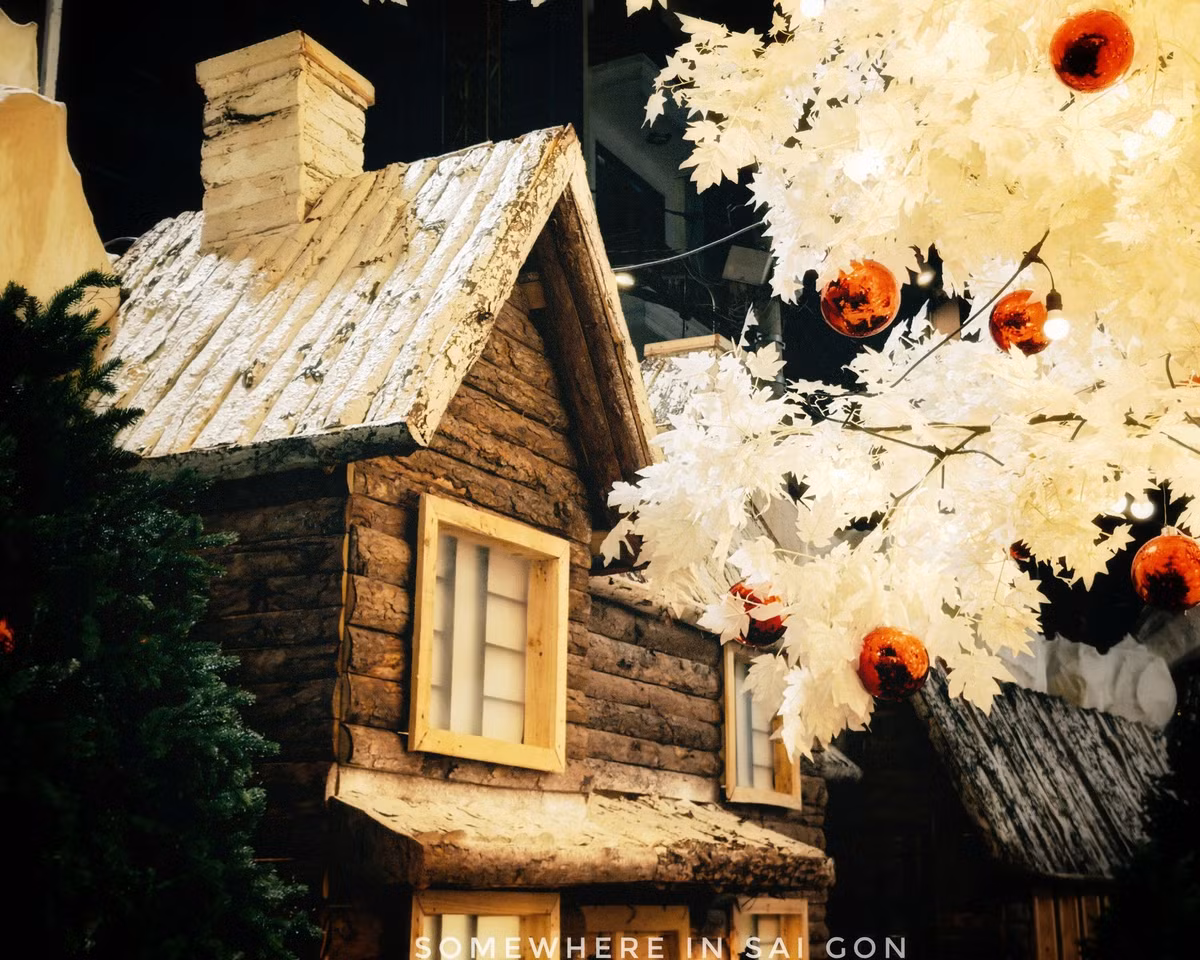 Những con hẻm nhỏ rực sáng ánh đèn, góc hang đá tinh xảo hay cây thông Noel cao lớn đều là background lý tưởng cho du khách và giới trẻ. Các tiểu thương quanh khu vực cũng tranh thủ bán quà lưu niệm, đồ trang trí Noel, tạo nên không khí lễ hội sôi động. Ảnh Phạm Thế Hiển