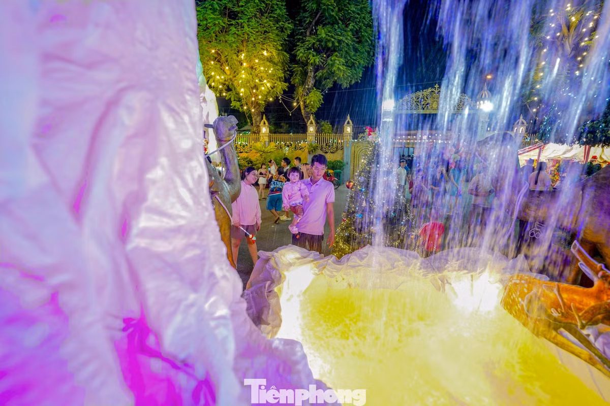 Hàng trăm dây đèn màu, ngôi sao đủ kích cỡ phủ kín các con phố, tạo nên một bức tranh lung linh, ấm áp giữa lòng thành phố. Ảnh Báo Tiền phong