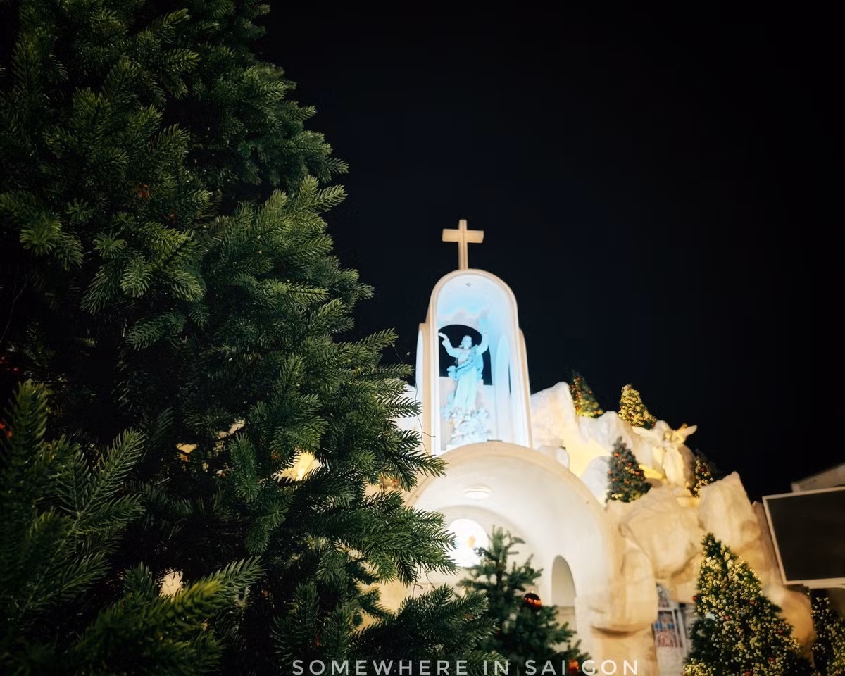 Trong bối cảnh nhịp sống hối hả, những con phố ánh sáng này trở thành nơi để mọi người tạm gác lại bộn bề, tận hưởng giây phút thư giãn, chụp ảnh kỷ niệm và sẻ chia niềm vui cuối năm. Ảnh Phạm Thế Hiển