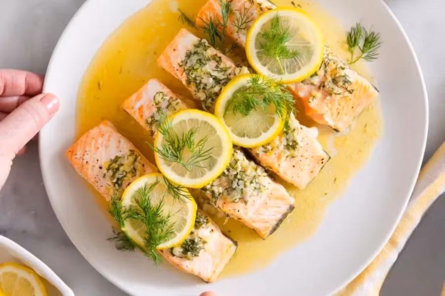 Cá hồi cũng cung cấp protein chất lượng cao, vitamin D và selenium, tốt cho xương khớp và miễn dịch. Cá hồi có thể ăn sống hoặc chế biến hấp, nướng để giữ dưỡng chất, nhưng người tiêu hóa yếu nên hạn chế ăn sống. Ảnh minh họa