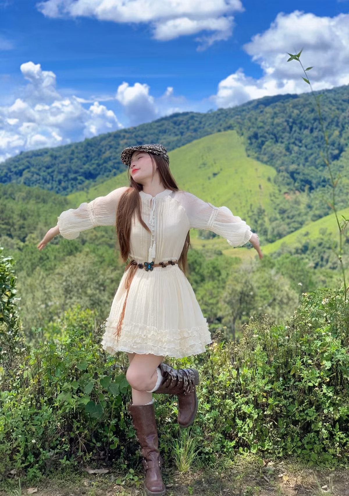 Về ẩm thực, Gà nướng cơm lam Cô Sinh, Nhà hàng Du Tonkin hay Nấm Nhà Lành là những địa chỉ quen thuộc được nhiều du khách lựa chọn. Các món đặc trưng như gà nướng, lẩu nấm, rau rừng và cháo nấm đều mang hương vị đậm đà, tươi ngon, phản ánh trọn vẹn tinh túy ẩm thực Tây Nguyên. Ảnh Xuân Hương