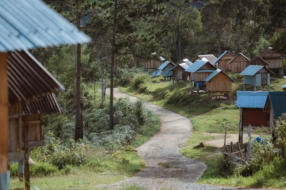 Chỉ mất chừng 15 phút di chuyển, du khách sẽ bắt gặp khung cảnh yên bình với hàng chục kho lúa nhỏ bằng gỗ và tre, xếp liền nhau bên sườn đồi. Không gian nơi đây vừa hoài cổ, vừa nên thơ – như một bức tranh sống động của miền cao nguyên Kon Tum. Ảnh dulichmangden