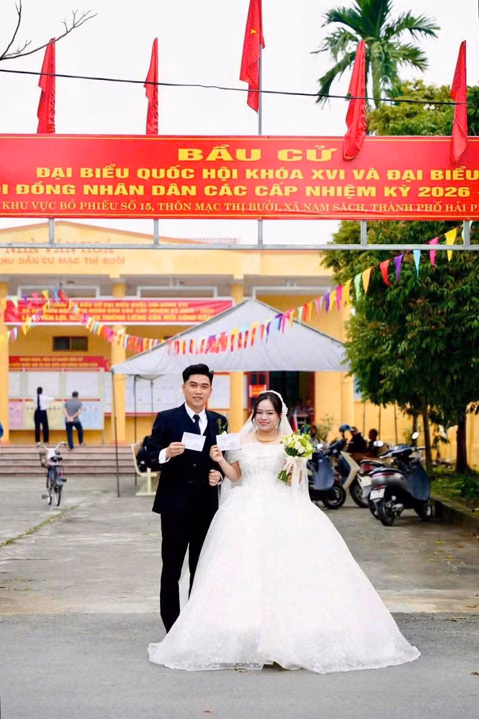 Ngày bầu cử năm nay còn ghi nhận những câu chuyện đặc biệt hơn nữa. Tại xã Nam Sách (TP Hải Phòng), anh Nguyễn Minh Hiếu (SN 2001), cán bộ Trung tâm Hỗ trợ và Phát triển Sinh viên Việt Nam, đã tổ chức lễ cưới với bạn đời Dương Thị Hà Phương đúng vào ngày 15/3. Ngay sau khi hoàn thành các nghi thức của lễ thành hôn, cặp đôi đã cùng nhau đến điểm bỏ phiếu tại địa phương để thực hiện quyền và nghĩa vụ công dân. Theo anh Hiếu, việc đi bầu cử ngay trong ngày cưới khiến khoảnh khắc trọng đại của hai người càng thêm ý nghĩa. Ảnh Minh Hiếu