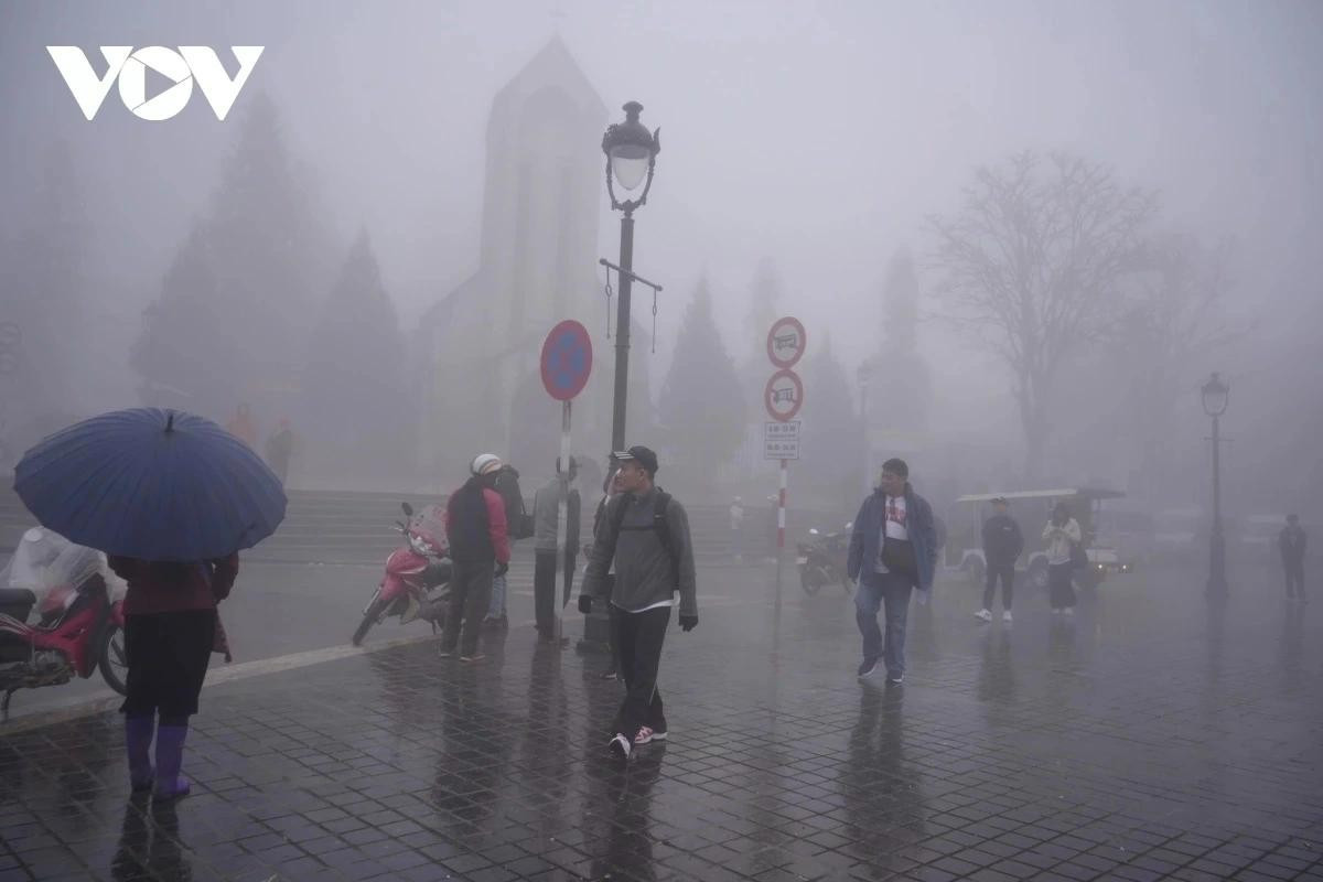 Hiện nay (1/2), không khí lạnh đã ảnh hưởng đến hầu hết khu vực Bắc Trung Bộ và một số nơi ở Tây Bắc Bộ, khiến nhiệt độ giảm phổ biến từ 2 - 4 độ C so với những ngày trước.