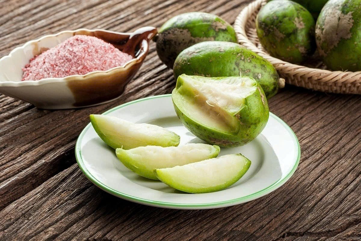 Vị chua thanh mát của quả cóc không chỉ kích thích vị giác mà còn giúp tinh thần tỉnh táo, chống mệt mỏi và buồn ngủ. Nhờ các axit tự nhiên, quả còn có tác dụng thanh lọc cơ thể, đồng thời bổ sung nhiều khoáng chất và vitamin giúp phòng ngừa bệnh mãn tính. Ảnh minh họa