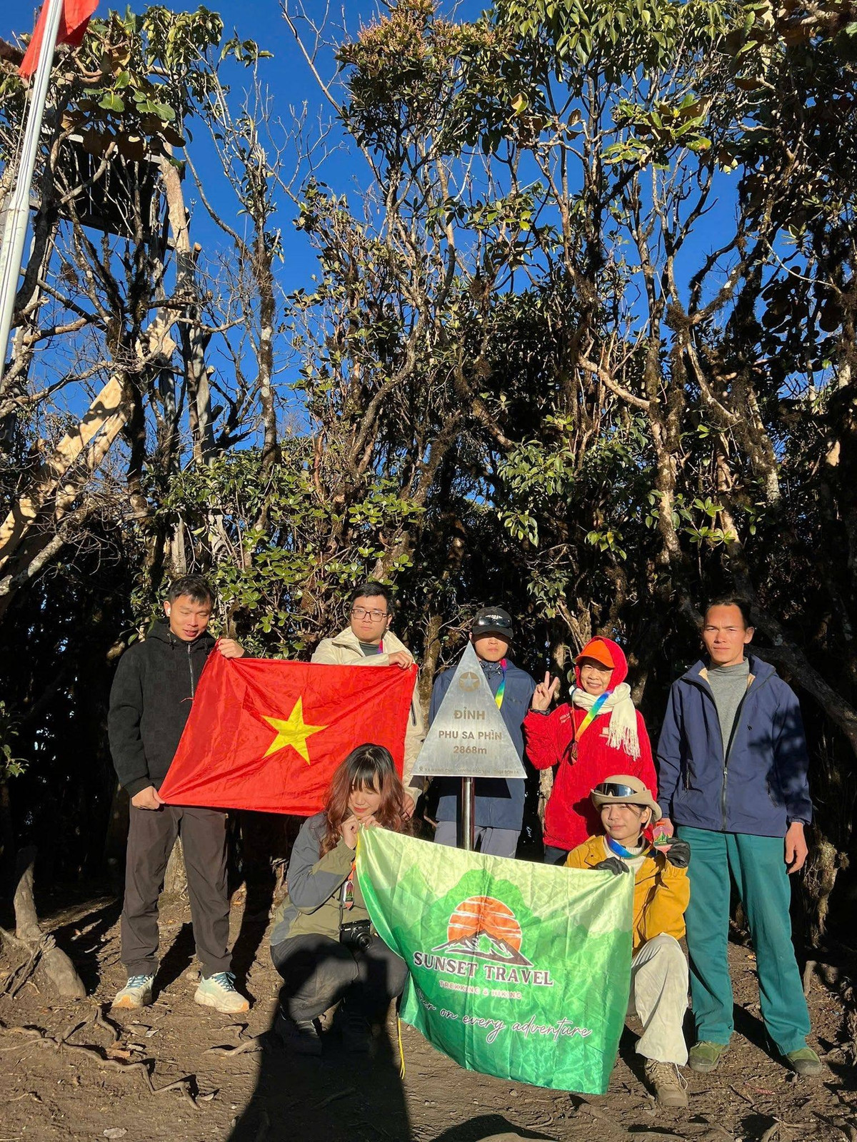 Chị Trang cho biết, là người đã dẫn nhiều đoàn trekking, từng gặp không ít câu chuyện chinh phục đỉnh cao, nhưng hình ảnh cô Lan vẫn để lại dấu ấn đặc biệt. Không ồn ào, không khoa trương, cô chọn cho mình những hành trình lặng lẽ nhưng đầy cảm hứng. Ở tuổi 69, cô Lan đã chứng minh rằng: đam mê không có giới hạn tuổi tác và những chuyến đi đáng nhớ nhất đôi khi lại bắt đầu khi ta dám bước ra khỏi vùng an toàn của chính mình.