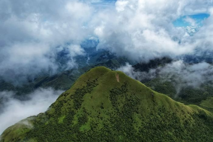 Thời điểm lý tưởng để chinh phục Voi Mẹp là từ tháng 11 đến tháng 3 năm sau, khi thời tiết khô ráo, ít mưa, dễ di chuyển và tầm nhìn thoáng. Tuy nhiên, do đường rừng nhiều dốc cao, du khách nên đi theo nhóm, có người dẫn đường bản địa, chuẩn bị đầy đủ đồ ăn, nước uống, áo khoác giữ ấm, gậy leo núi và đèn pin. Ảnh Trần Xuân Cường