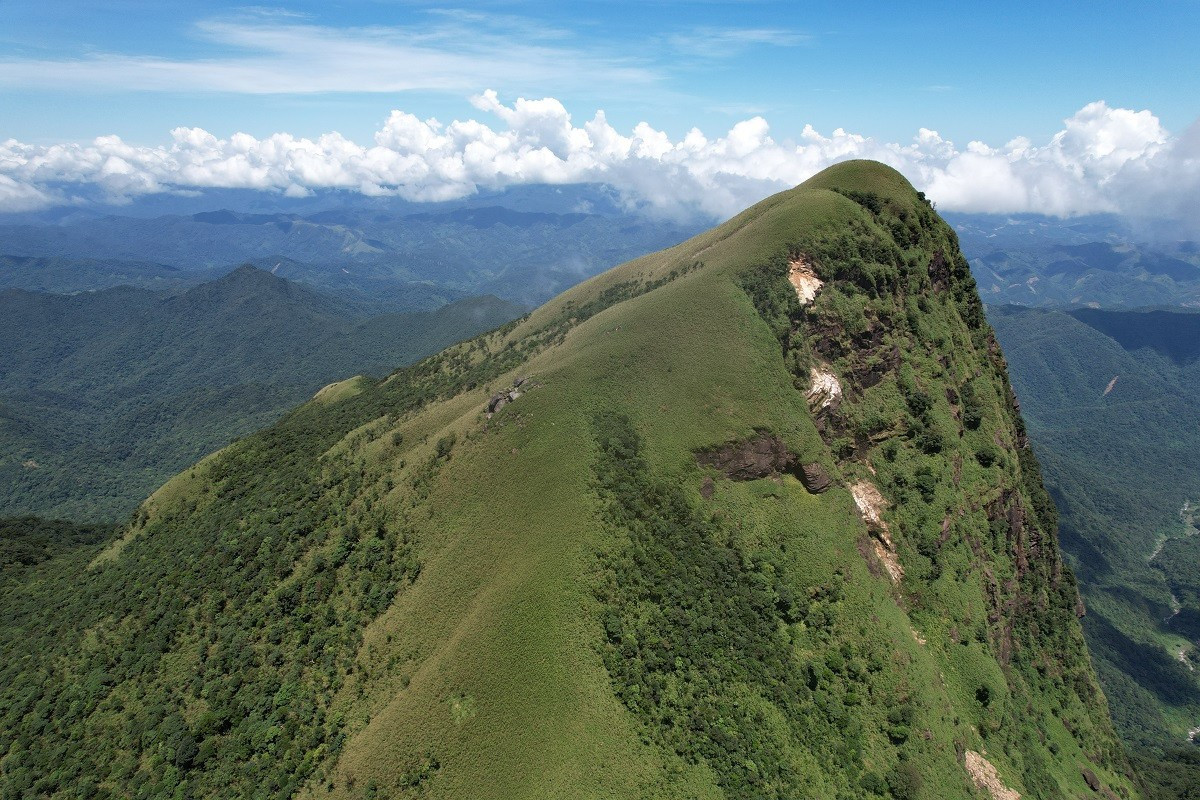 Pa Thiên và Voi Mẹp là hai ngọn núi cao nổi bật trong dãy Trường Sơn, chỉ cách nhau khoảng 2km. Đây là vùng đất còn giữ được vẻ đẹp nguyên sơ hiếm có, nơi rừng nguyên sinh phủ kín, mây trắng bồng bềnh quanh năm. Ảnh Tr Cương