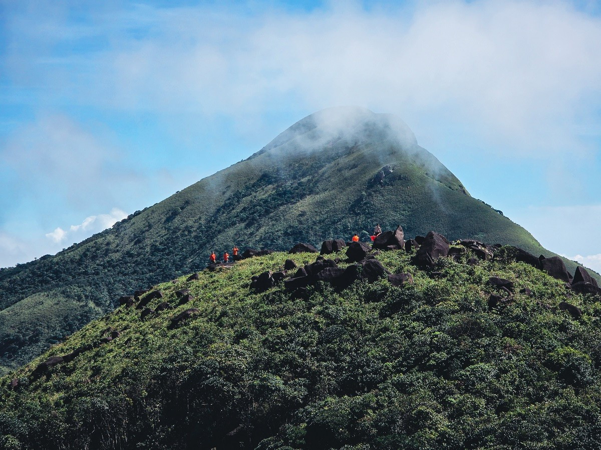 Nếu Pa Thiên được ví như “ngọn núi của trời” – cao vời vợi, chạm tới tầng mây xanh, thì Voi Mẹp lại mang dáng dấp oai phong của một con voi khổng lồ đang yên nghỉ giữa đại ngàn Ảnh Tr. Cương