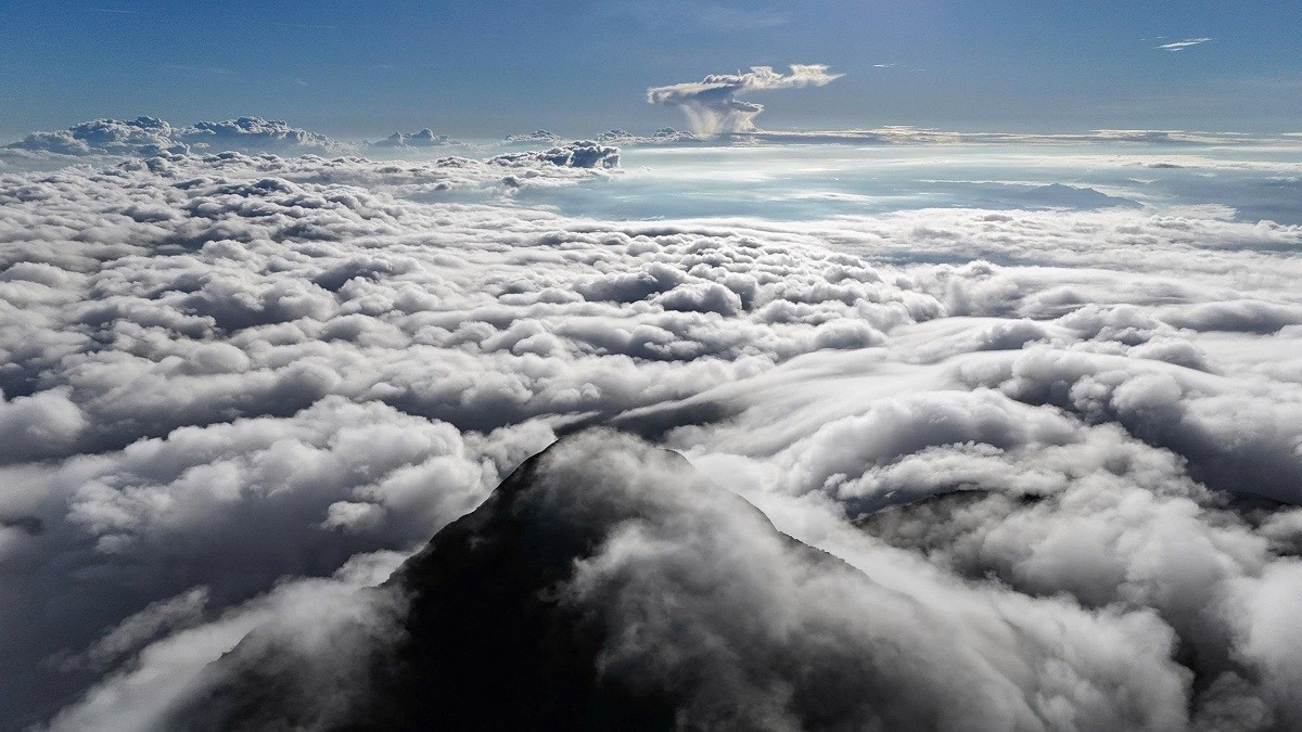 Do nằm ở vùng cao, khí hậu nơi đây mát mẻ quanh năm, sương và mây thường xuất hiện dày đặc, đặc biệt là vào sáng sớm và chiều muộn. Chính vì vậy, Voi Mẹp trở thành điểm săn mây lý tưởng của những người yêu trekking. Cắm trại qua đêm trên đỉnh, chờ khoảnh khắc bình minh ló rạng giữa biển mây trắng xóa là trải nghiệm được nhiều phượt thủ xem là “đặc sản” của hành trình này. Ảnh Tr.Cương