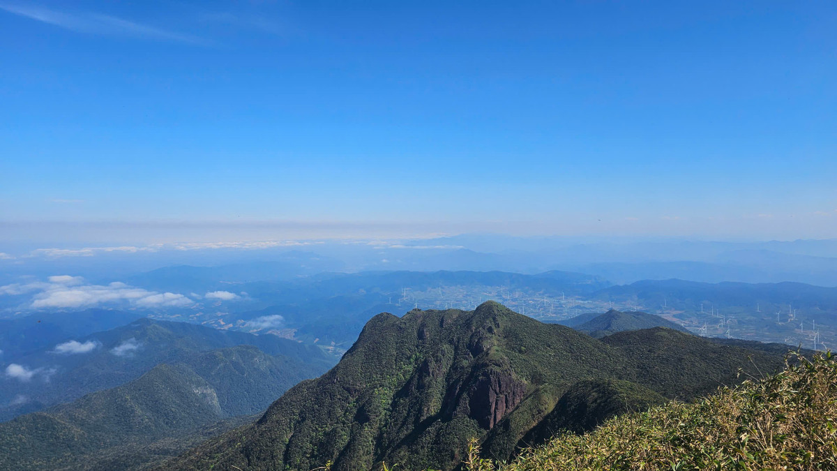 Đứng trên đỉnh nhìn xuống, du khách sẽ choáng ngợp trước biển mây cuồn cuộn, những dải mây trắng nối nhau tràn xuống khe sâu tựa như sóng. Mỗi sớm bình minh, khi mặt trời hé rạng, mây tan dần để lộ những dãy núi nhấp nhô trong nắng vàng – một khung cảnh khiến ai từng chứng kiến cũng khó lòng quên được. Ảnh Tr.Cương