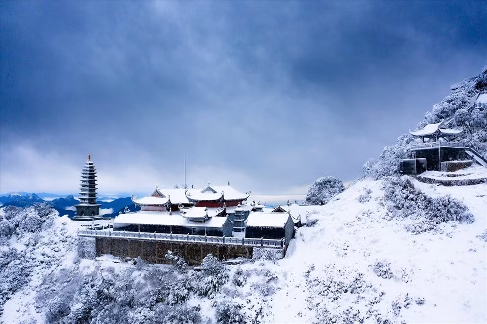 Mùa đông miền Bắc không chỉ mang đến cái lạnh se sắt mà còn mở ra cơ hội hiếm có để chiêm ngưỡng băng giá và tuyết nhẹ – những hiện tượng thiên nhiên kỳ ảo giữa lòng Việt Nam. Một số điểm cao nguyên, núi rừng như Tà Xùa, Sa Pa, Mẫu Sơn,... nổi bật nhờ cảnh sắc băng giá hoang sơ, trở thành lựa chọn hấp dẫn cho du khách yêu thiên nhiên và muốn trải nghiệm mùa đông khác biệt. Ảnh Tiến Nguyễn