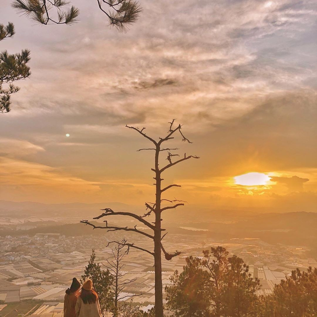 Đỉnh Hòn Bồ, nằm cách trung tâm Đà Lạt không xa, là một điểm đến ít người biết đến nhưng lại mang đến một trải nghiệm hoàng hôn tuyệt vời. Từ đỉnh Hòn Bồ, du kahsch có thể phóng tầm mắt ra xa để nhìn thấy toàn cảnh Đà Lạt dần chìm trong bóng tối khi mặt trời lặn. Đặc biệt, vào những ngày trời quang, bạn sẽ được chiêm ngưỡng vẻ đẹp của thành phố ngàn hoa trong sắc cam, vàng của hoàng hôn. Đây là địa điểm lý tưởng cho những ai muốn tìm kiếm một không gian yên bình và thư thái. Ảnh MIA