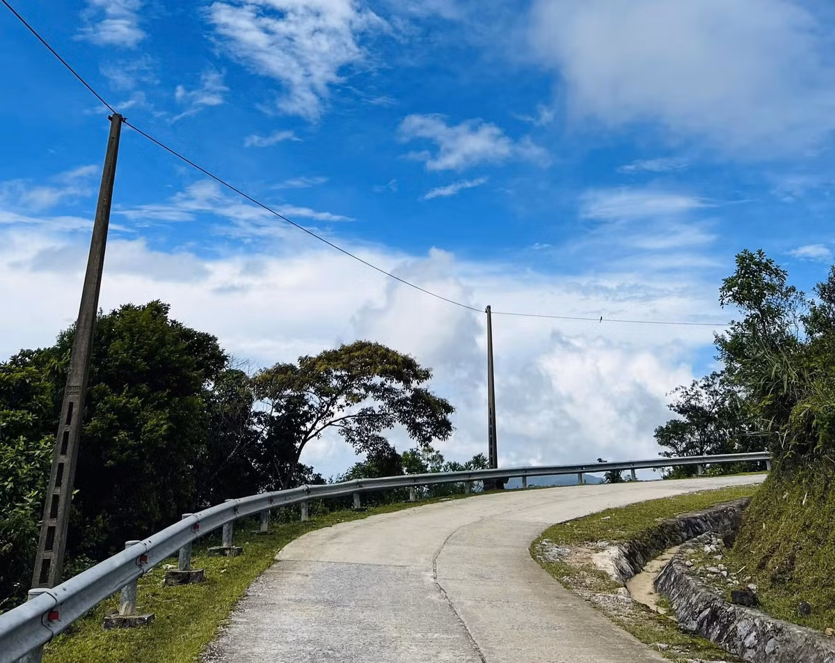 Mùa thu và đầu đông, ánh nắng dịu dàng rọi xuống núi rừng, khiến Khe Phương trở nên thơ mộng, dễ khiến bất kỳ du khách nào xao xuyến. @flin_meiizi