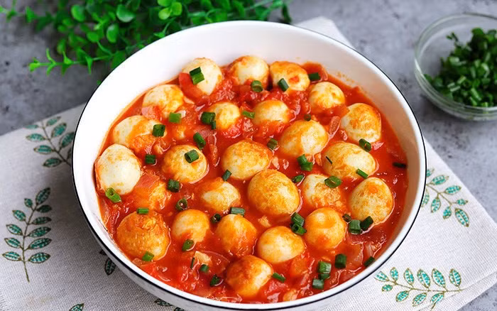 Cà chua là “cặp đôi vàng” vitamin C và lycopene, giúp tăng miễn dịch và bảo vệ tim mạch. Ăn sống hay nấu chín thành bò hầm cà chua đều ngon, ấm người. Ảnh minh họa