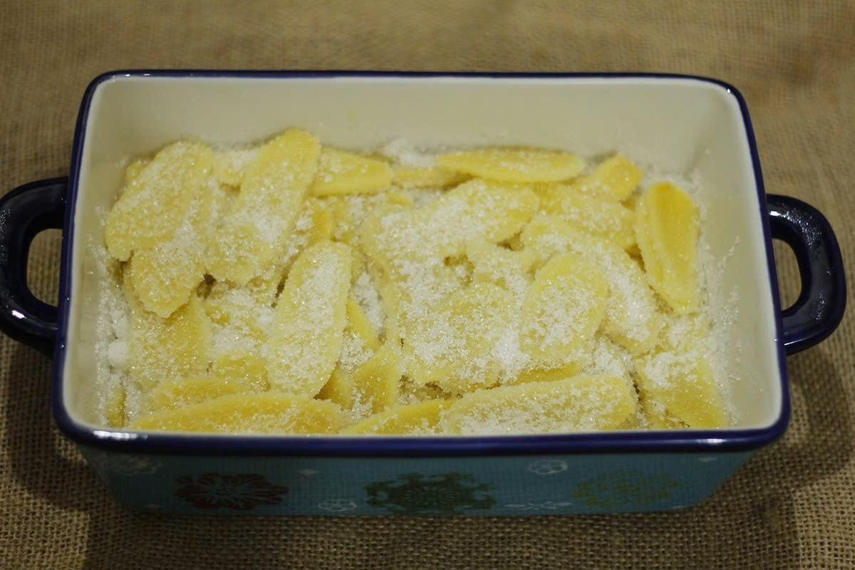 Khi gừng đã ráo nước, trộn đều với đường và để ướp khoảng 4–5 tiếng cho đường tan hoàn toàn, ngấm sâu vào từng lát gừng. Hỗn hợp sau đó được cho lên bếp đun lửa lớn đến khi nước đường sánh lại thì hạ nhỏ lửa, đảo đều tay. Lúc này, gừng dần trở nên trong suốt, mềm dẻo và quyện vào nhau. Ảnh minh họa/Nguồn internet