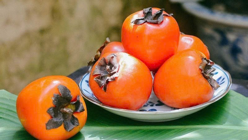 Mỗi dịp thu về, khắp các vùng miền Bắc và Trung bộ Việt Nam lại ngập tràn sắc đỏ, cam của những quả hồng chín mọng. Ảnh minh hoạ