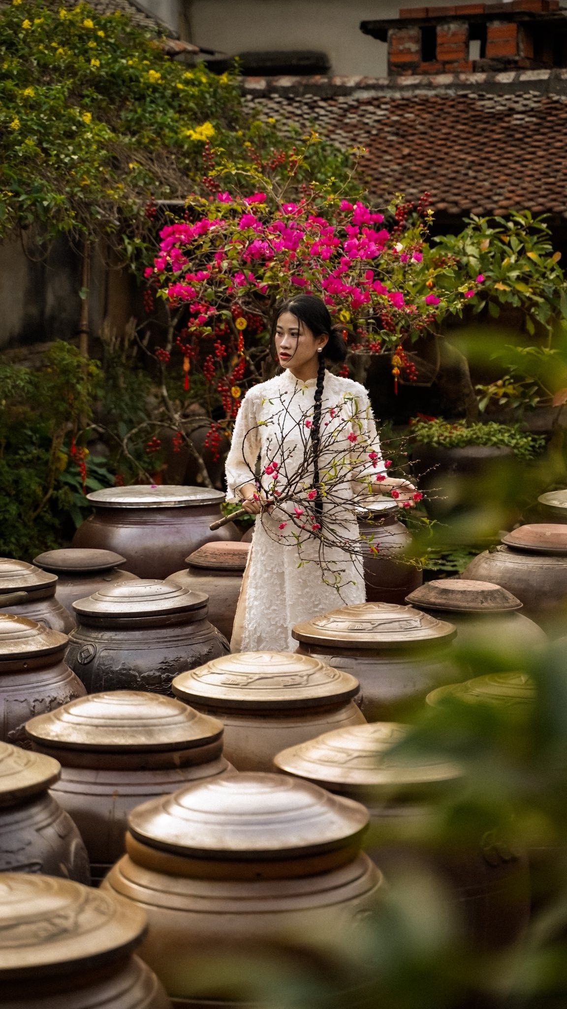 Hiện nay, vé vào tham quan làng cổ Đường Lâm khoảng 20.000 đồng mỗi người, dịch vụ thuê xe đạp có giá khoảng 50.000 đồng mỗi xe. Thời điểm chụp ảnh đẹp nhất là buổi sáng sớm hoặc xế chiều, khi ánh sáng dịu, không quá gắt. Với không gian cổ kính, yên bình và đậm bản sắc văn hóa, làng cổ Đường Lâm trở thành lựa chọn phù hợp cho những ai muốn lưu giữ vẻ đẹp áo dài trong khung cảnh làng quê Bắc Bộ những ngày gần Tết.