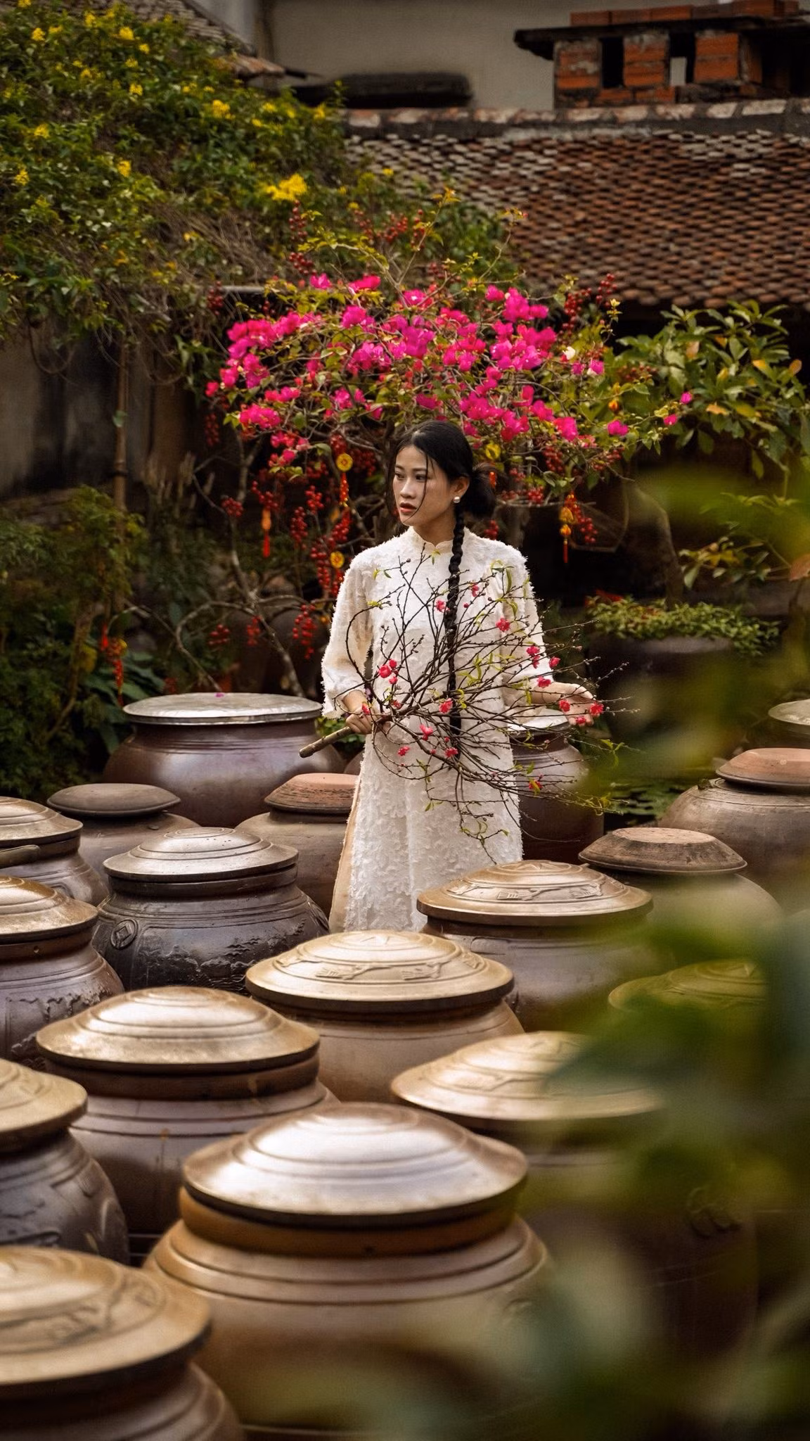 Hiện nay, vé vào tham quan làng cổ Đường Lâm khoảng 20.000 đồng mỗi người, dịch vụ thuê xe đạp có giá khoảng 50.000 đồng mỗi xe. Thời điểm chụp ảnh đẹp nhất là buổi sáng sớm hoặc xế chiều, khi ánh sáng dịu, không quá gắt. Với không gian cổ kính, yên bình và đậm bản sắc văn hóa, làng cổ Đường Lâm trở thành lựa chọn phù hợp cho những ai muốn lưu giữ vẻ đẹp áo dài trong khung cảnh làng quê Bắc Bộ những ngày gần Tết.